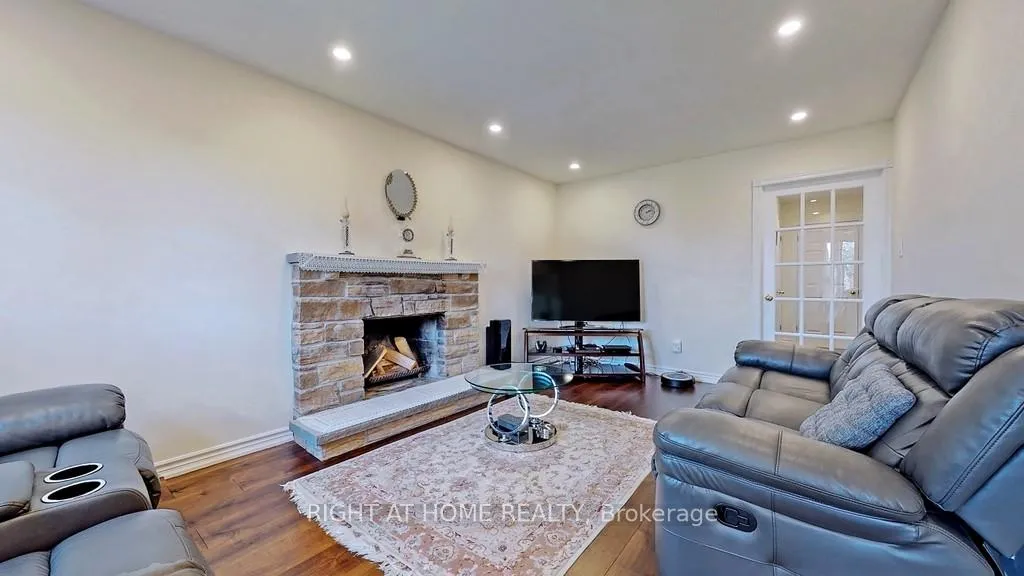 Photo 21 of Unit Main and upper floor, 95 Lensmith Drive, Aurora, Aurora Highlands — HOMEH