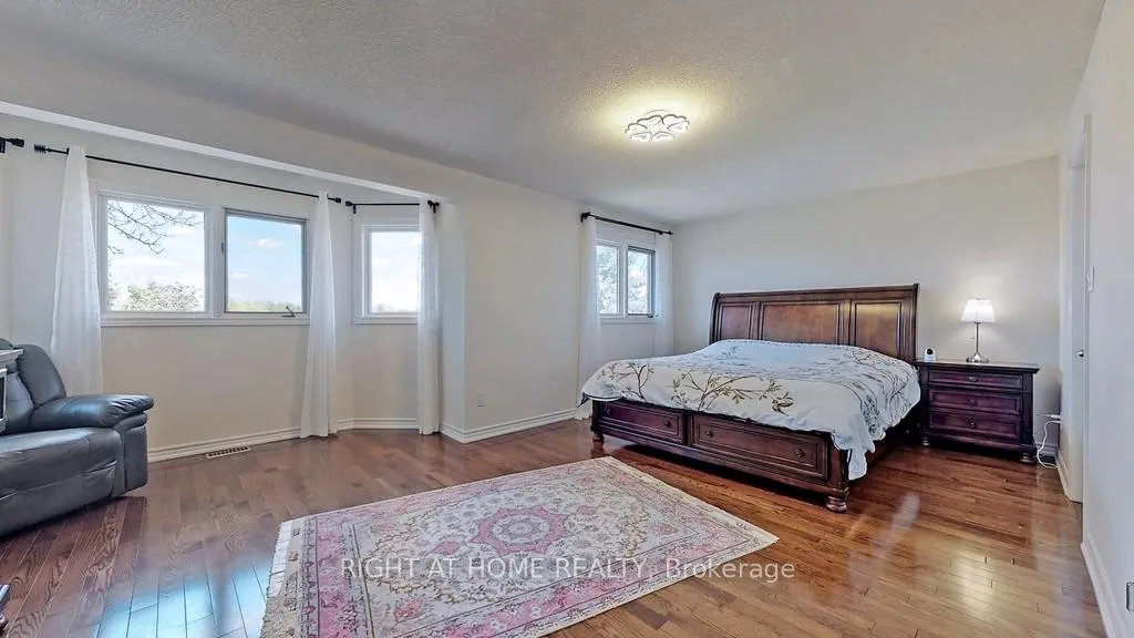 Photo 35 of Unit Main and upper floor, 95 Lensmith Drive, Aurora, Aurora Highlands — HOMEH
