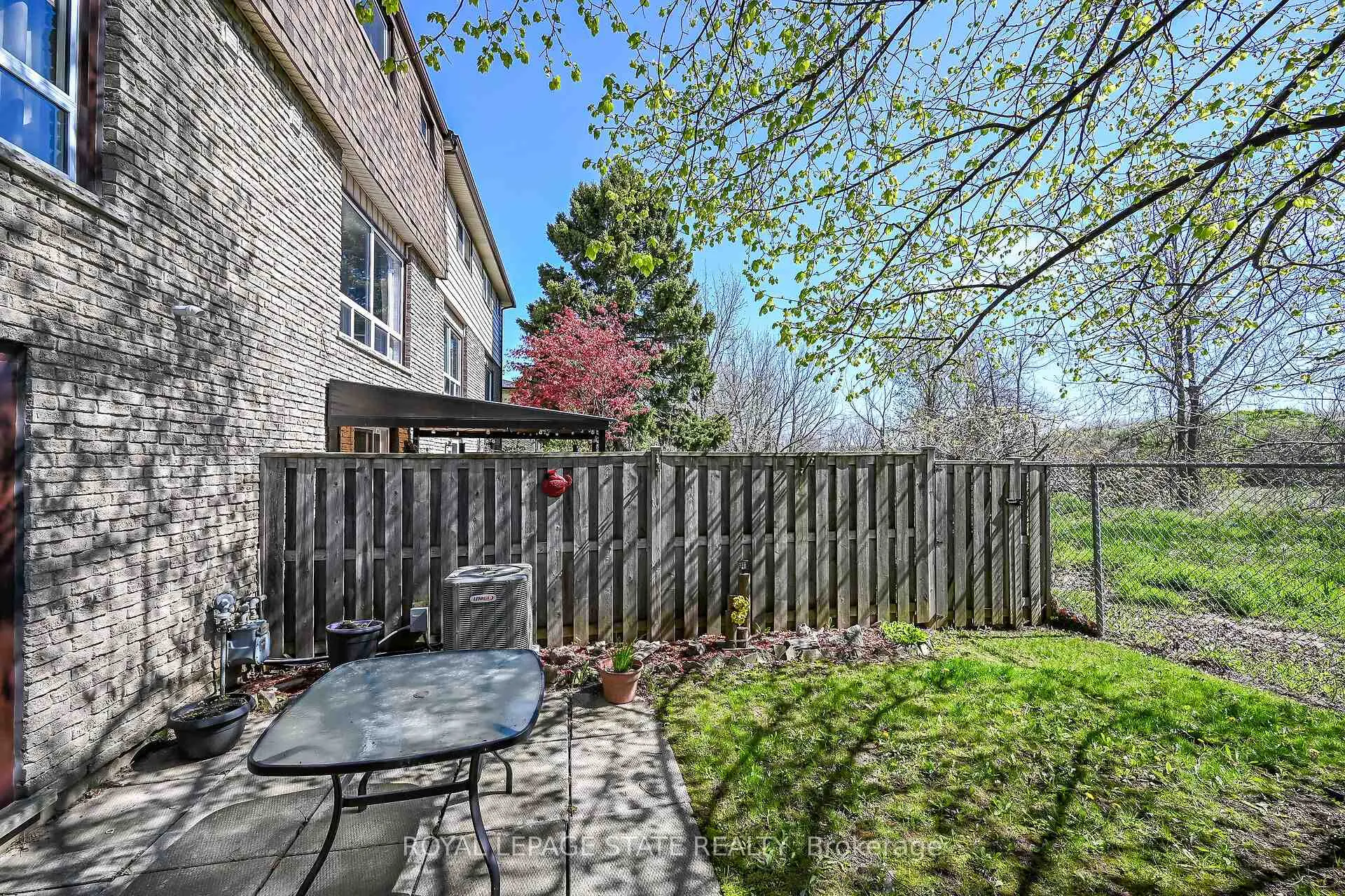 Photo 4 of Unit 9, 1455 Garth Street, Hamilton, Sheldon — HOMEH