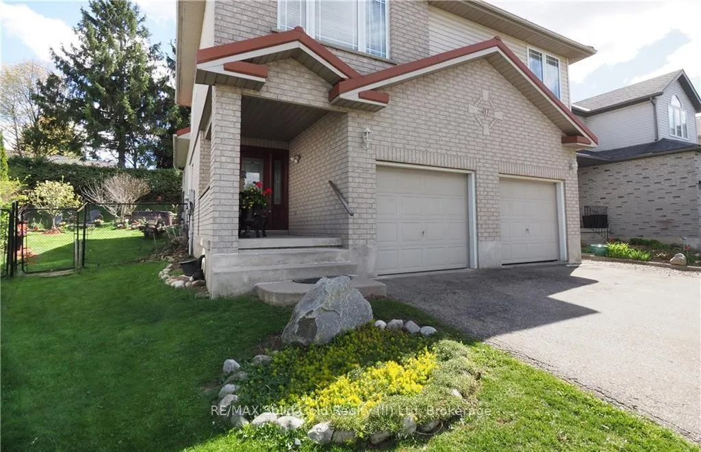 Photo 2 of 40 Dineen Court, Kitchener — HOMEH