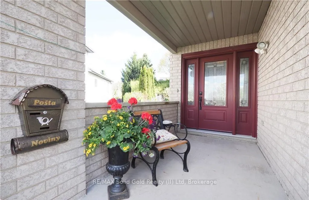 Photo 3 of 40 Dineen Court, Kitchener — HOMEH