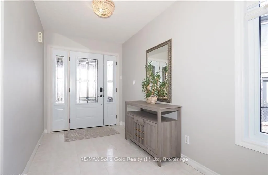 Photo 4 of 40 Dineen Court, Kitchener — HOMEH