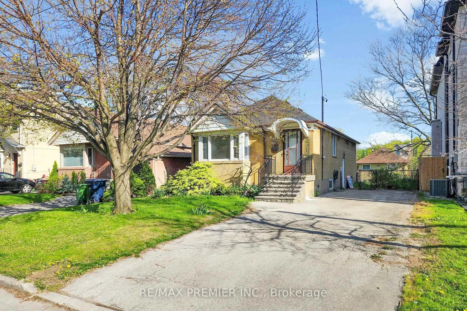 Photo 2 of 89 Burncrest Drive, Toronto, Bedford Park-Nortown — HOMEH