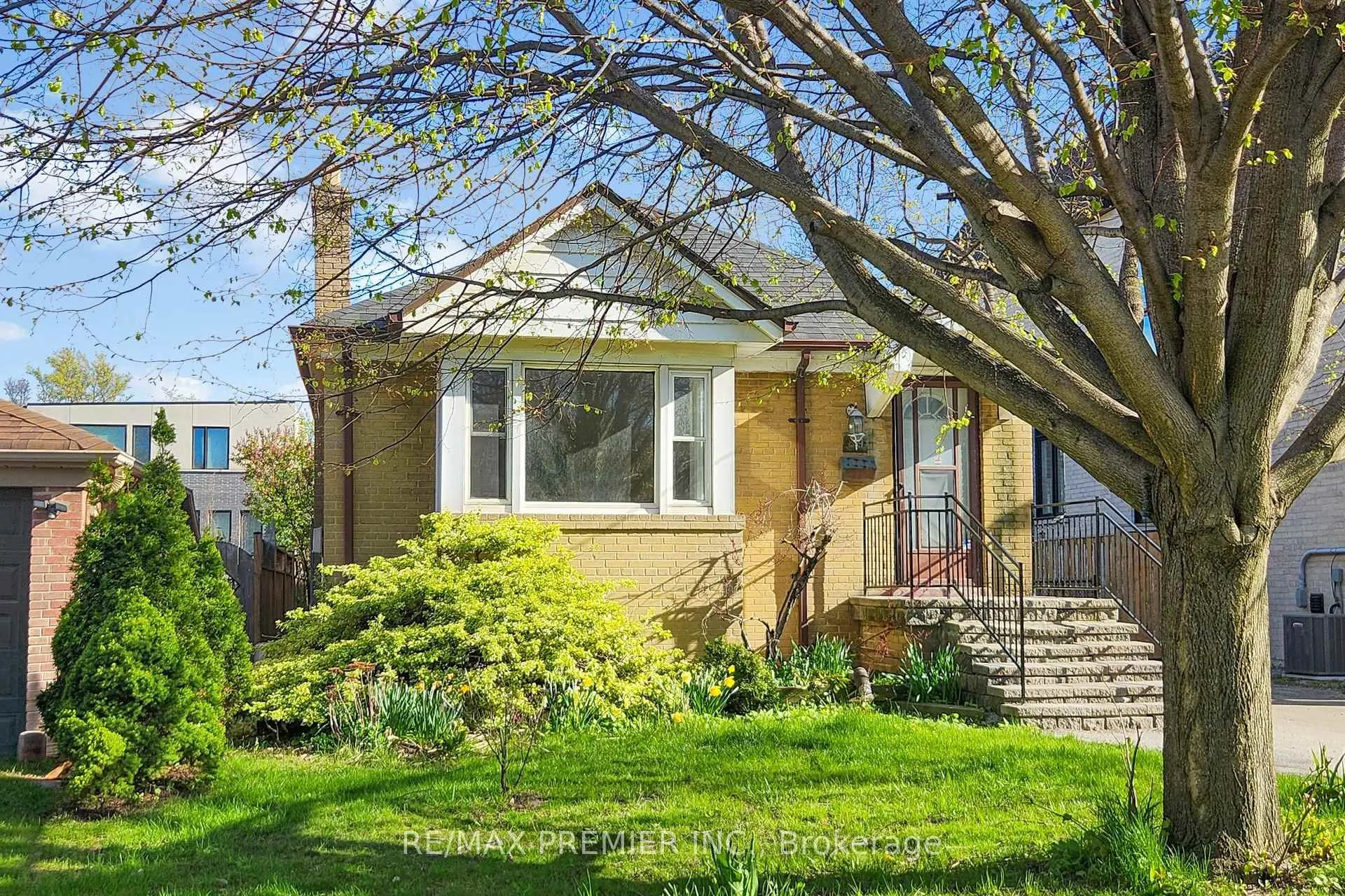 Photo 3 of 89 Burncrest Drive, Toronto, Bedford Park-Nortown — HOMEH