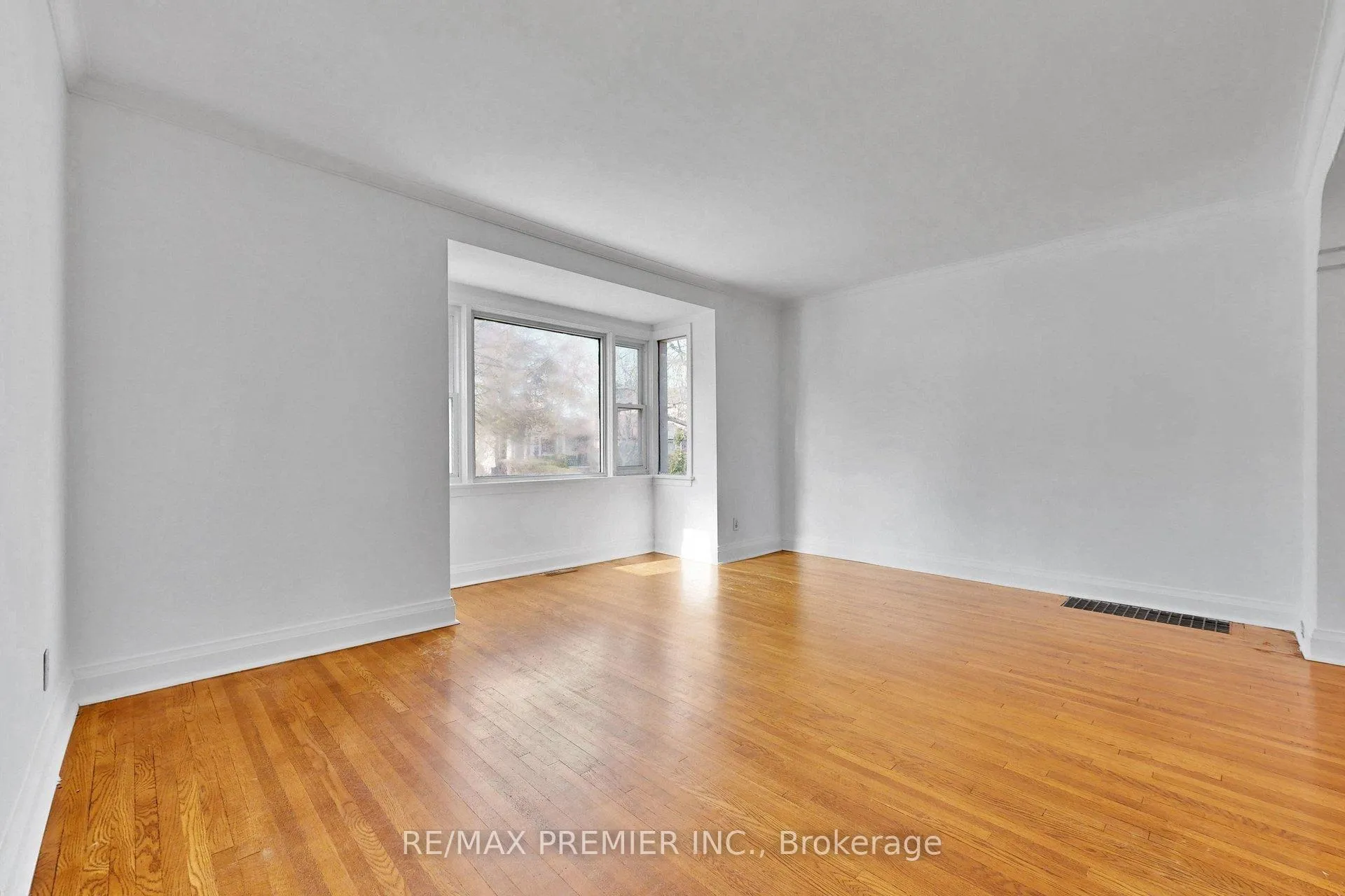 Photo 7 of 89 Burncrest Drive, Toronto, Bedford Park-Nortown — HOMEH