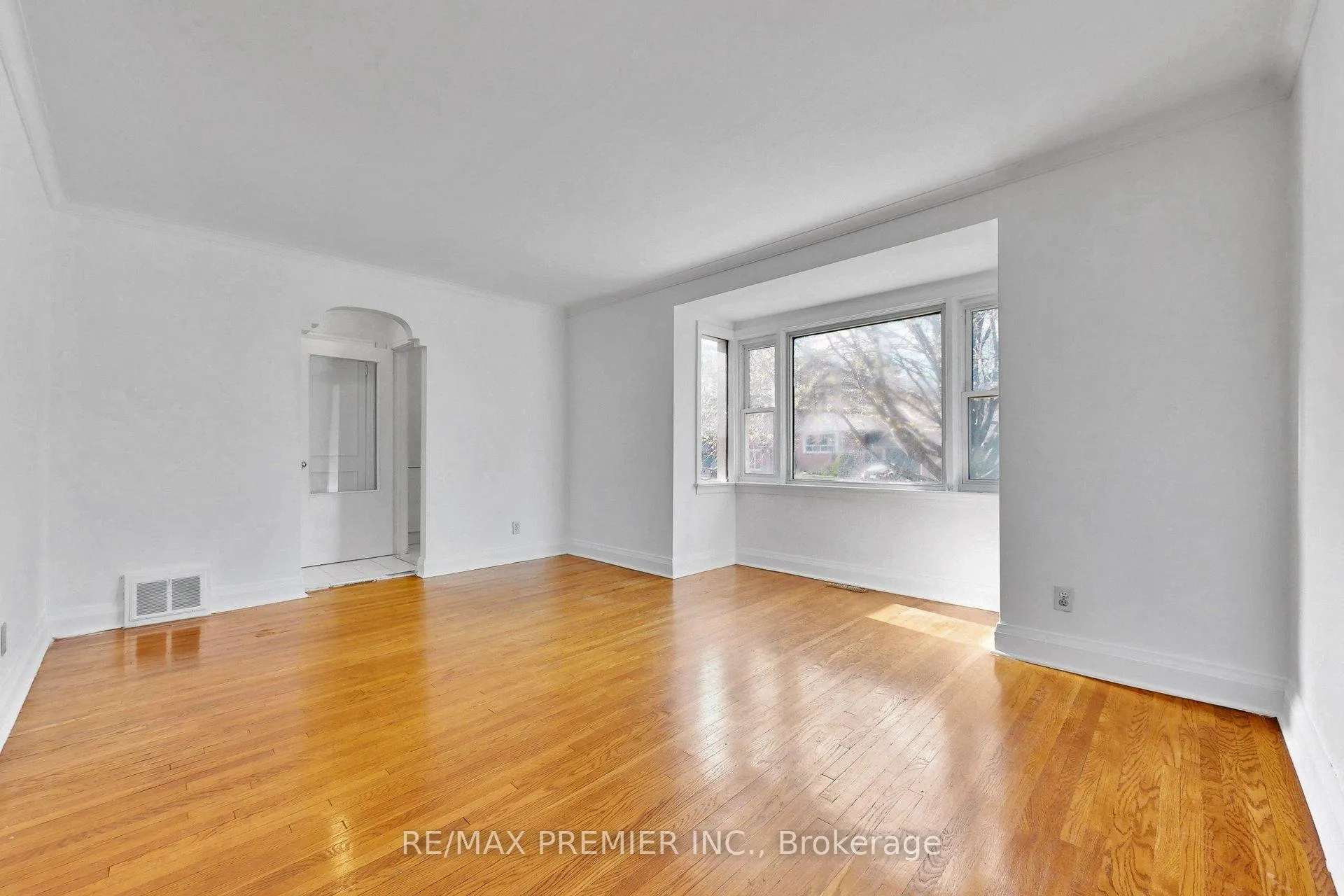 Photo 8 of 89 Burncrest Drive, Toronto, Bedford Park-Nortown — HOMEH