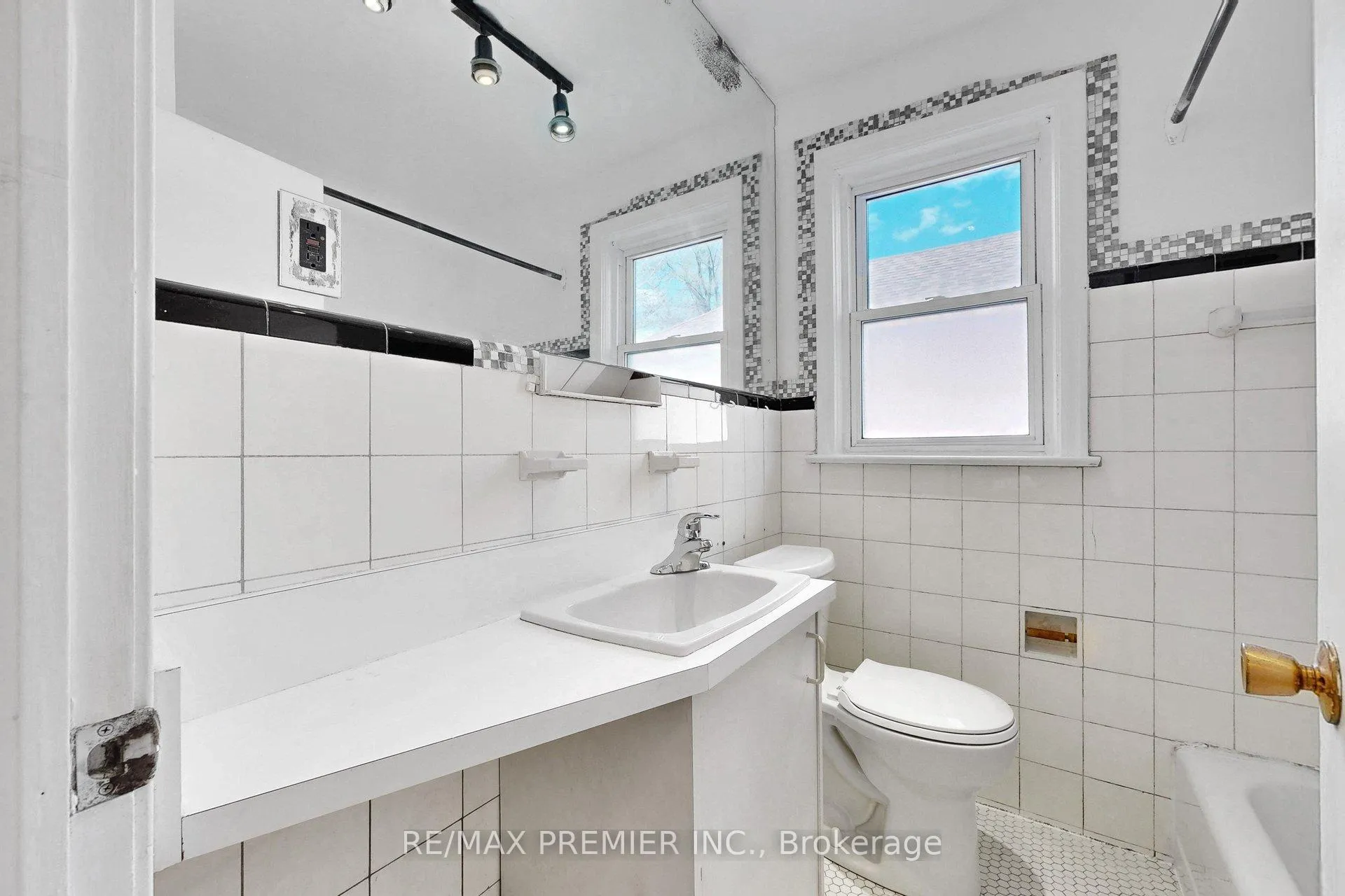 Photo 21 of 89 Burncrest Drive, Toronto, Bedford Park-Nortown — HOMEH