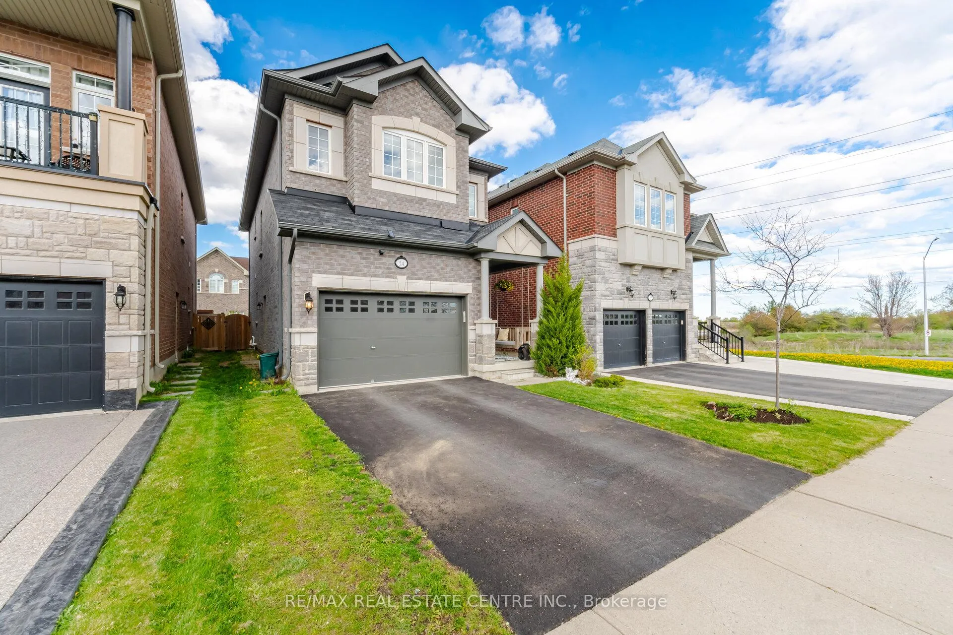 Photo 3 of 24 Duffel Crescent, Halton Hills, Georgetown — HOMEH