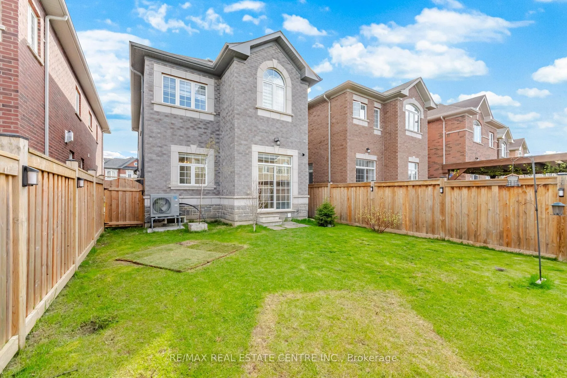 Photo 49 of 24 Duffel Crescent, Halton Hills, Georgetown — HOMEH