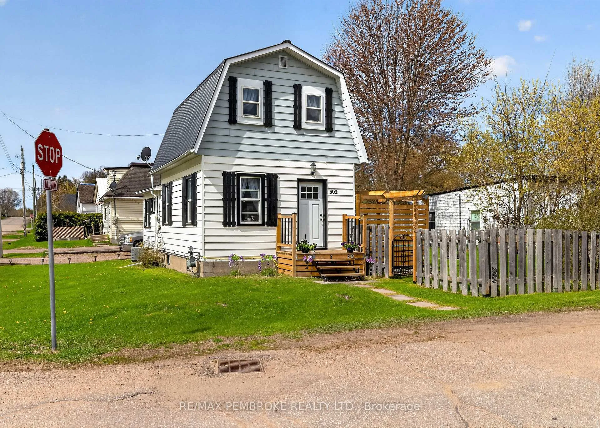 Photo 2 of 302 Willard Street, Pembroke — HOMEH