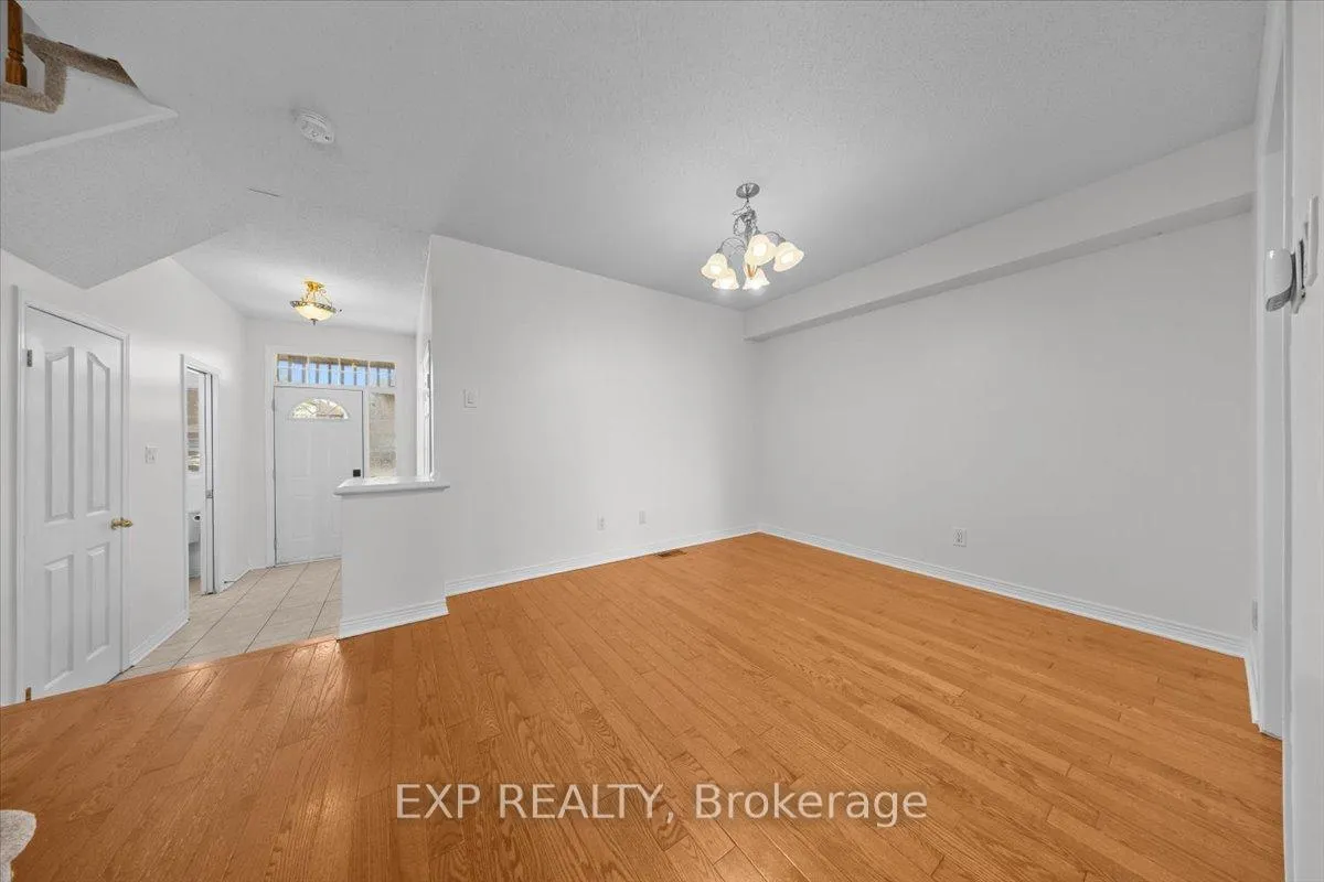 Photo 5 of 943 Markwick Crescent, Ottawa, Notting Hill/Summerside — HOMEH