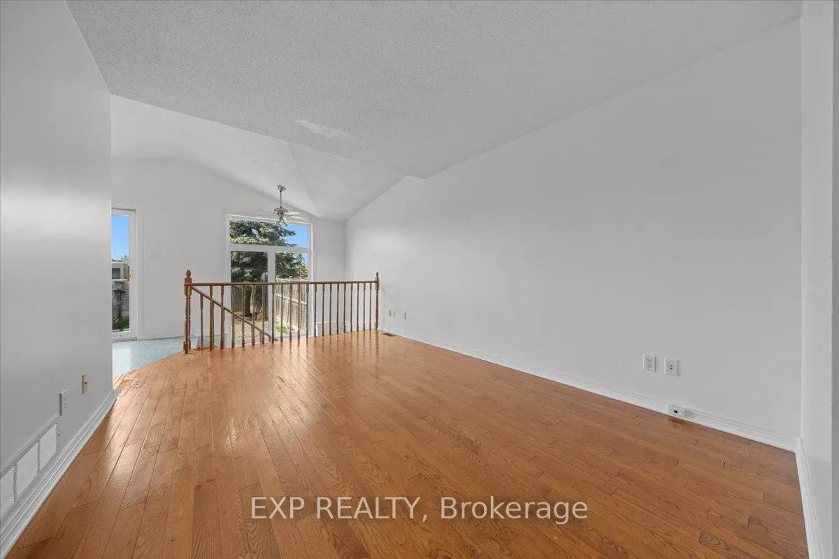Photo 18 of 943 Markwick Crescent, Ottawa, Notting Hill/Summerside — HOMEH