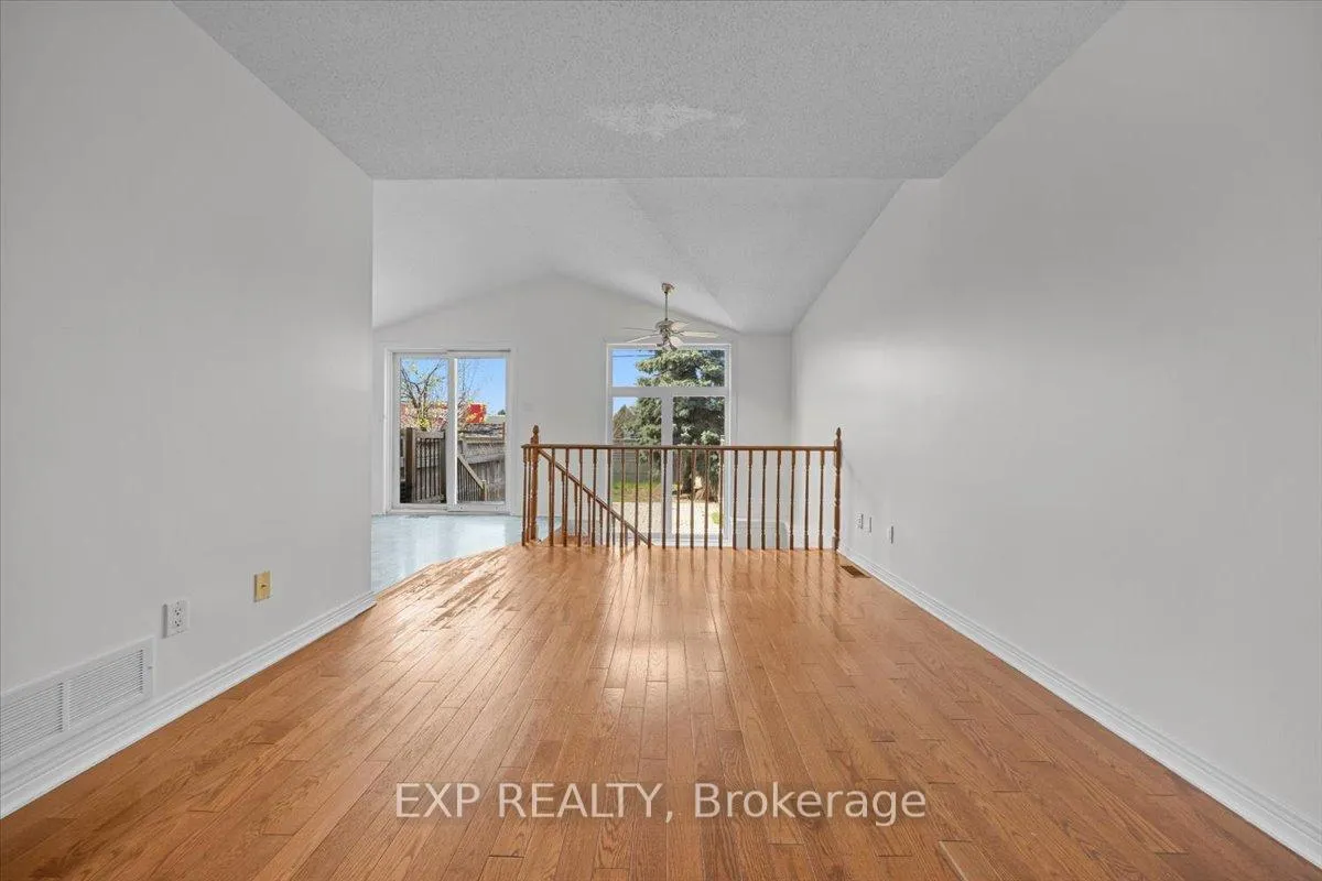 Photo 19 of 943 Markwick Crescent, Ottawa, Notting Hill/Summerside — HOMEH