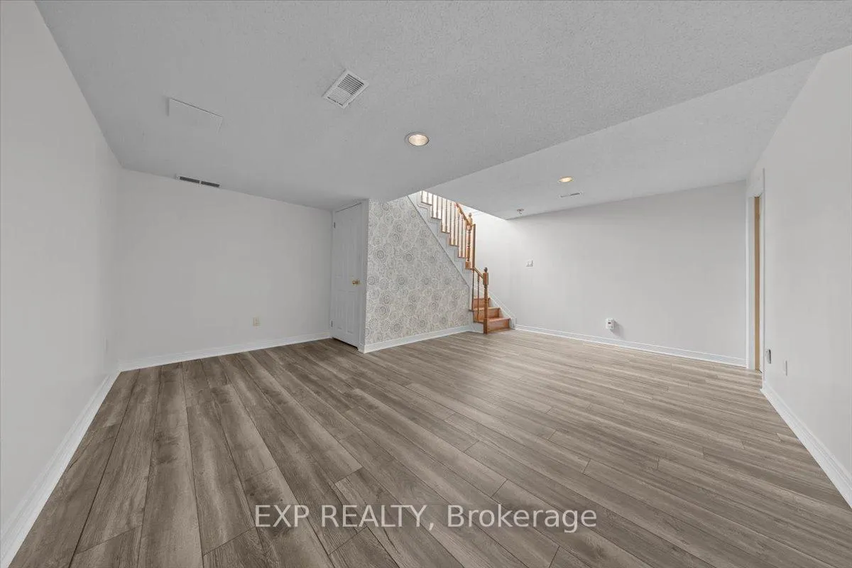 Photo 33 of 943 Markwick Crescent, Ottawa, Notting Hill/Summerside — HOMEH