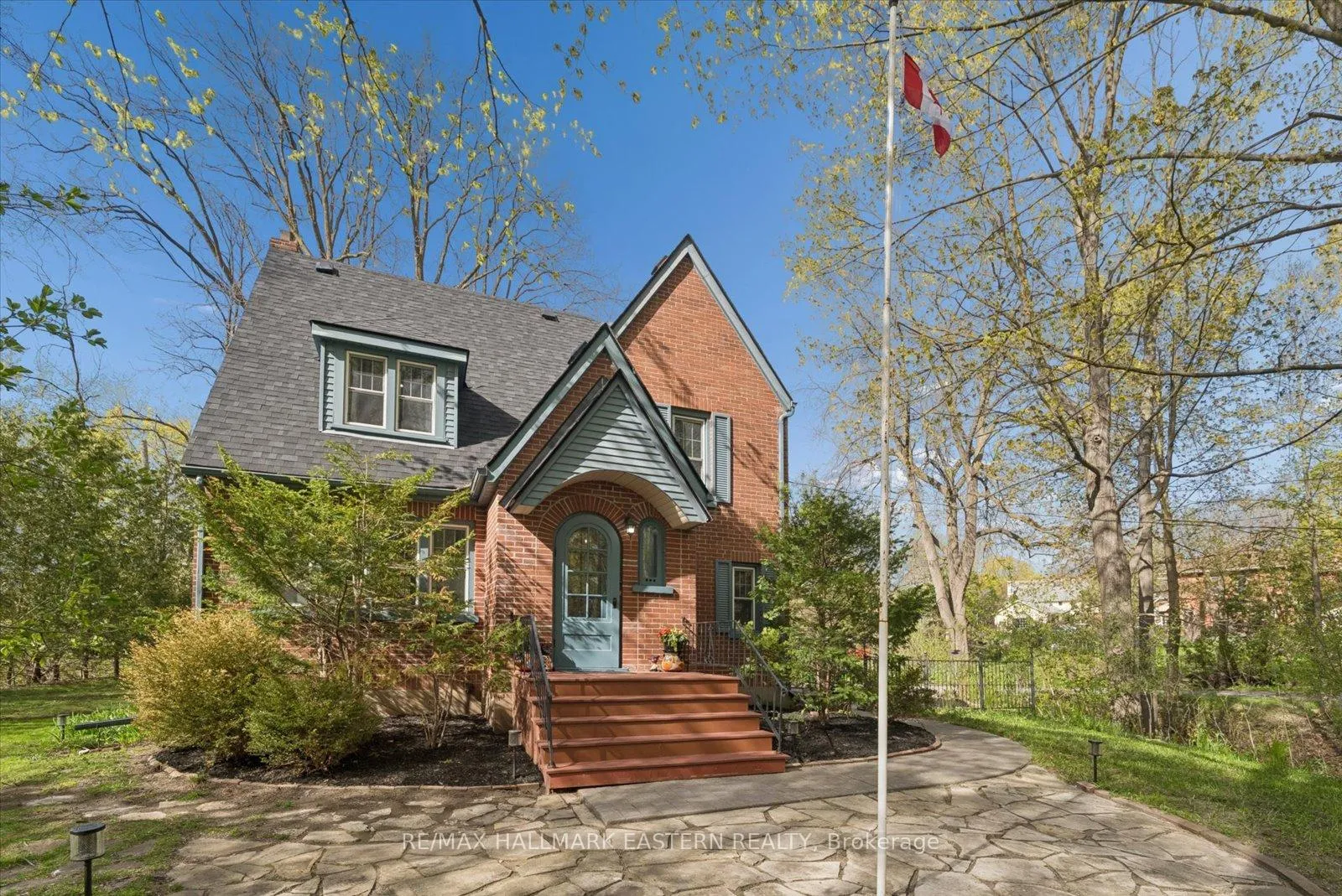 Photo 2 of 301 Engleburn Avenue, Peterborough, Ashburnham Ward 4 — HOMEH