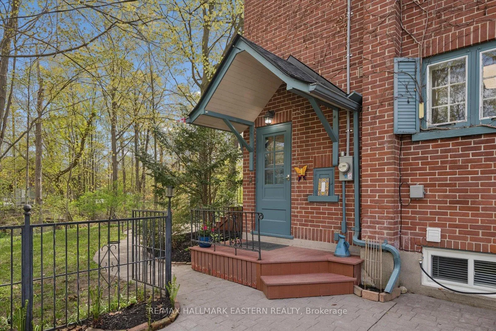 Photo 3 of 301 Engleburn Avenue, Peterborough, Ashburnham Ward 4 — HOMEH