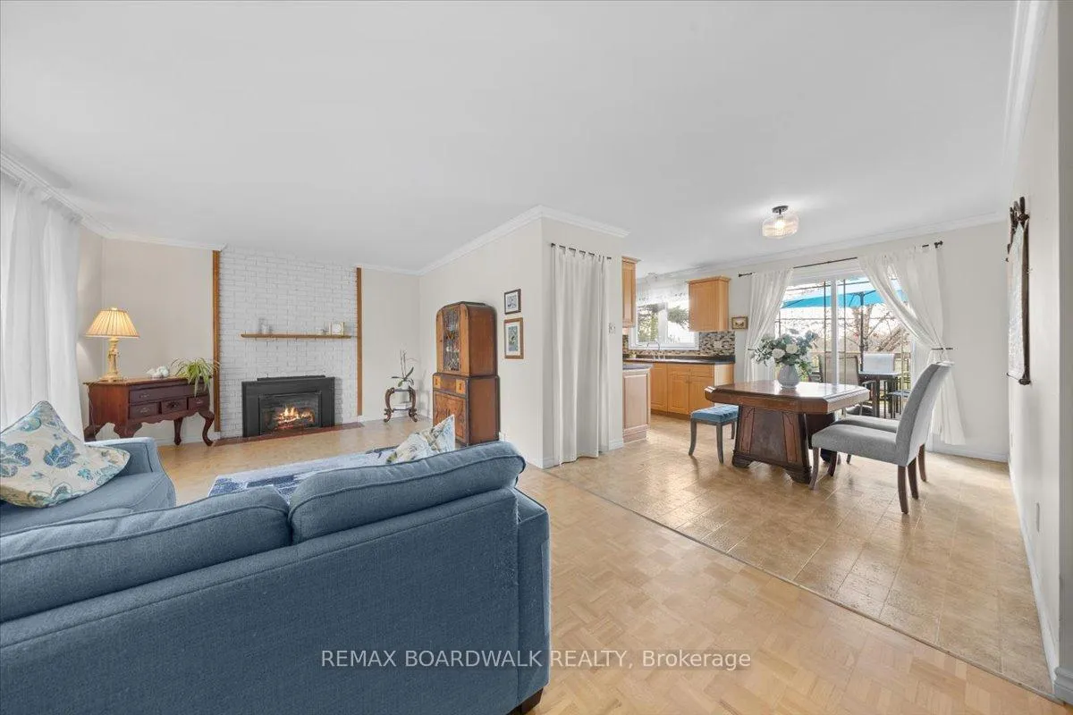 Photo 3 of 28 Glenmanor Drive, Ottawa, Meadowlands/Crestview — HOMEH