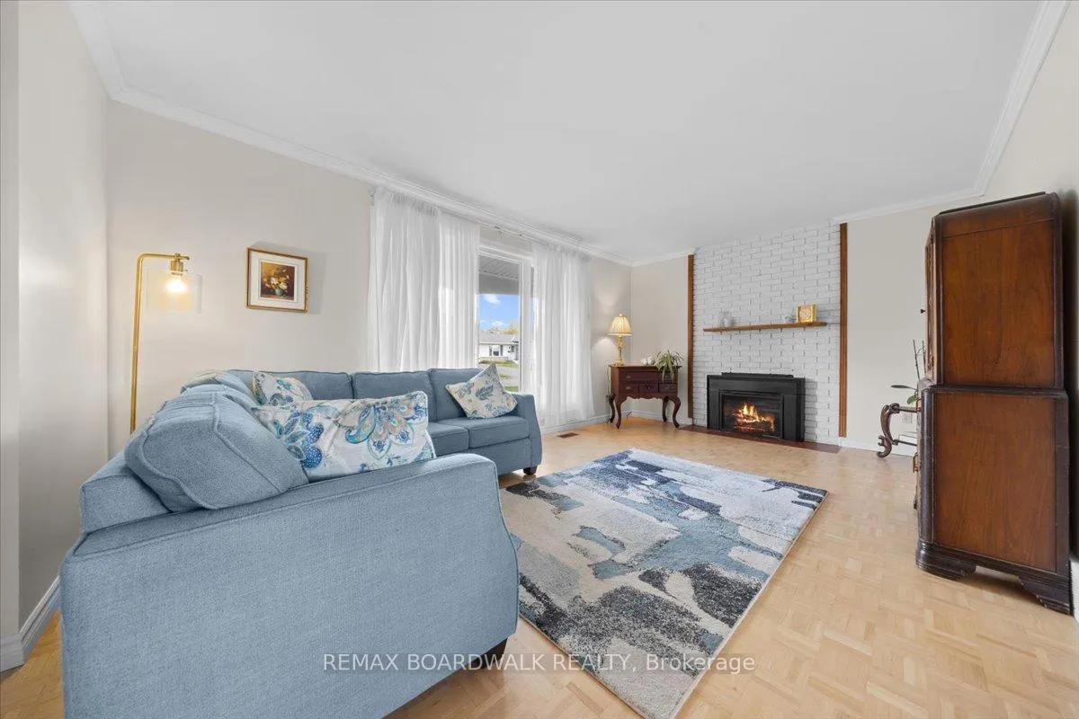 Photo 4 of 28 Glenmanor Drive, Ottawa, Meadowlands/Crestview — HOMEH