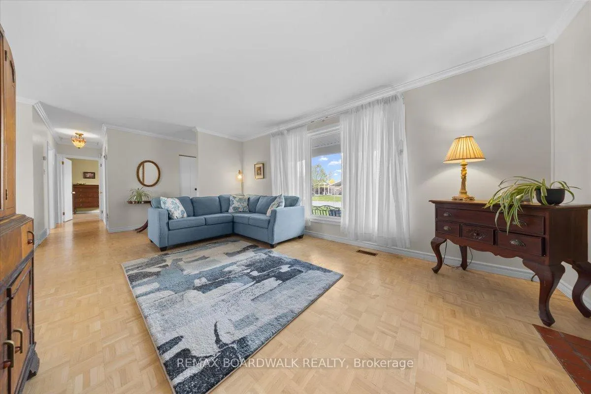 Photo 8 of 28 Glenmanor Drive, Ottawa, Meadowlands/Crestview — HOMEH