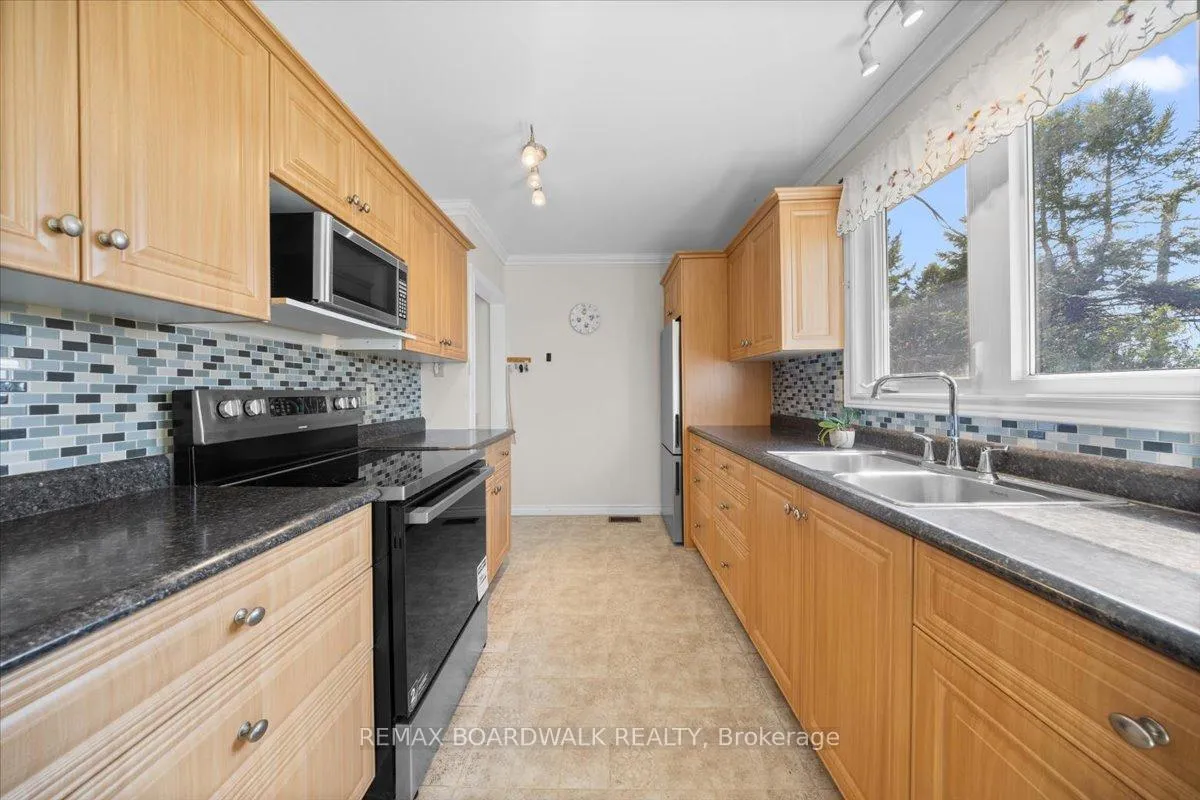 Photo 9 of 28 Glenmanor Drive, Ottawa, Meadowlands/Crestview — HOMEH