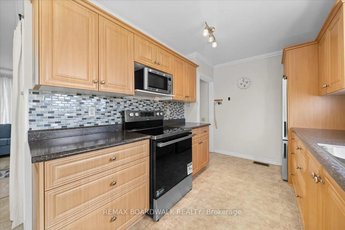 Photo 10 of 28 Glenmanor Drive, Ottawa, Meadowlands/Crestview — HOMEH