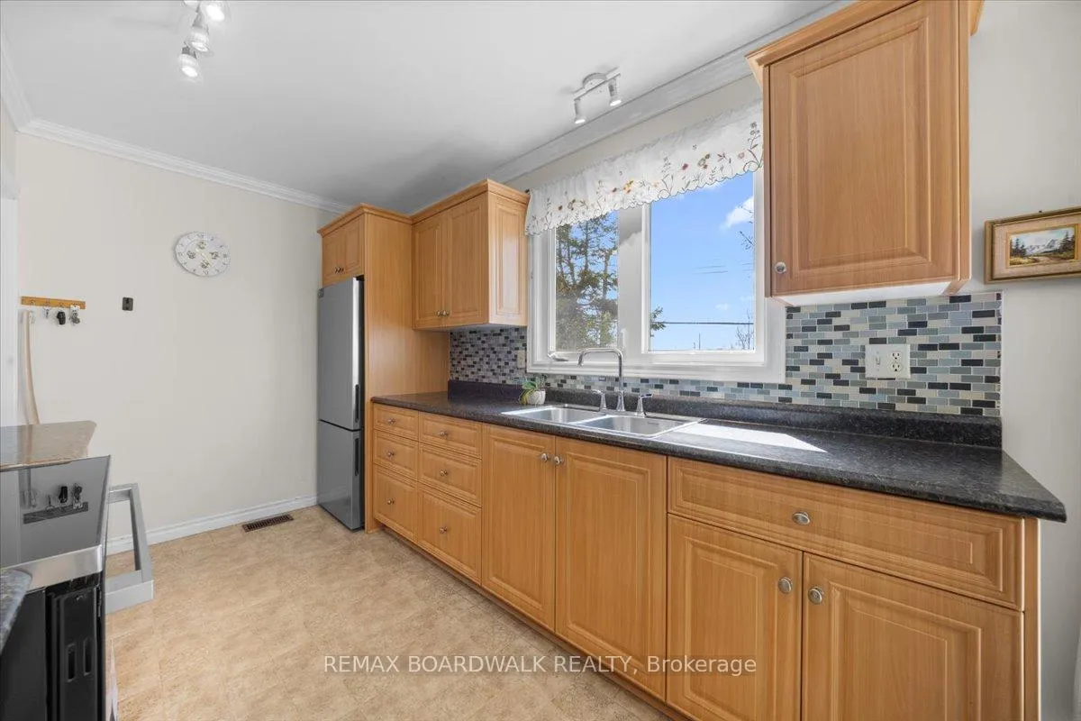 Photo 12 of 28 Glenmanor Drive, Ottawa, Meadowlands/Crestview — HOMEH
