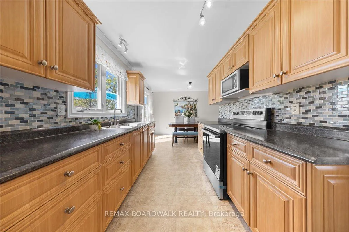 Photo 13 of 28 Glenmanor Drive, Ottawa, Meadowlands/Crestview — HOMEH