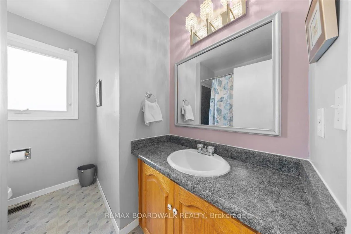 Photo 18 of 28 Glenmanor Drive, Ottawa, Meadowlands/Crestview — HOMEH