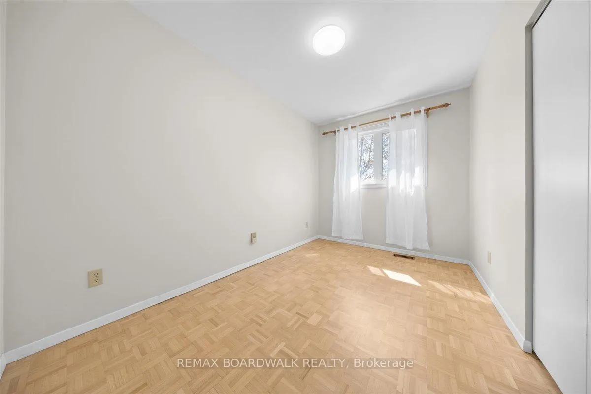 Photo 21 of 28 Glenmanor Drive, Ottawa, Meadowlands/Crestview — HOMEH