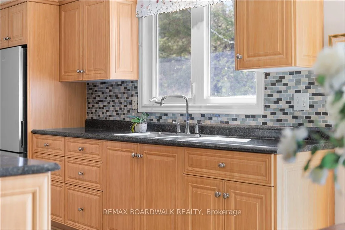 Photo 23 of 28 Glenmanor Drive, Ottawa, Meadowlands/Crestview — HOMEH