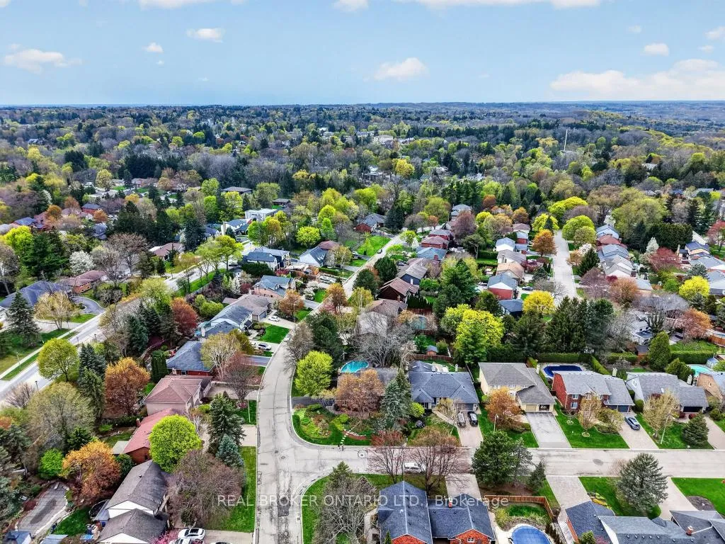 Photo 4 of 258 Briar Hill Crescent, Hamilton, Ancaster — HOMEH