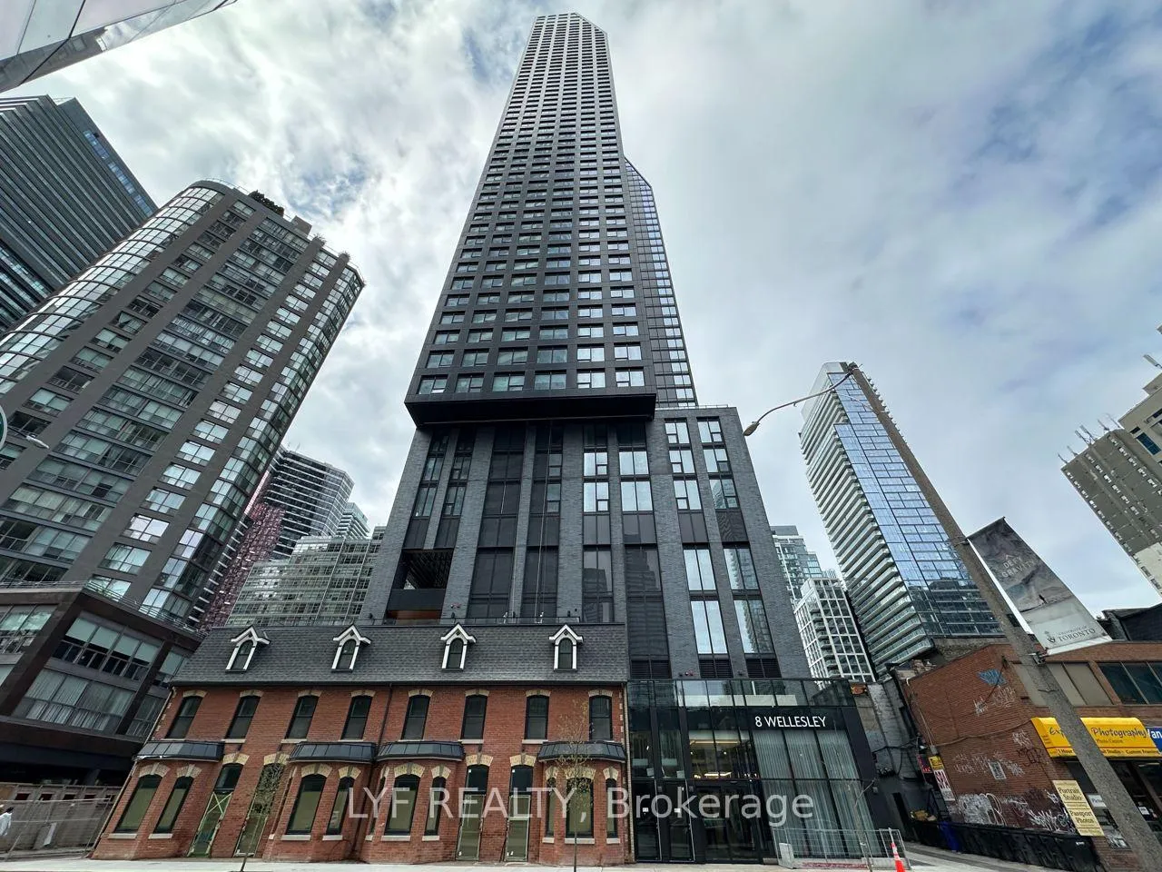 Front of Unit 4015, 8 Wellesley Street W