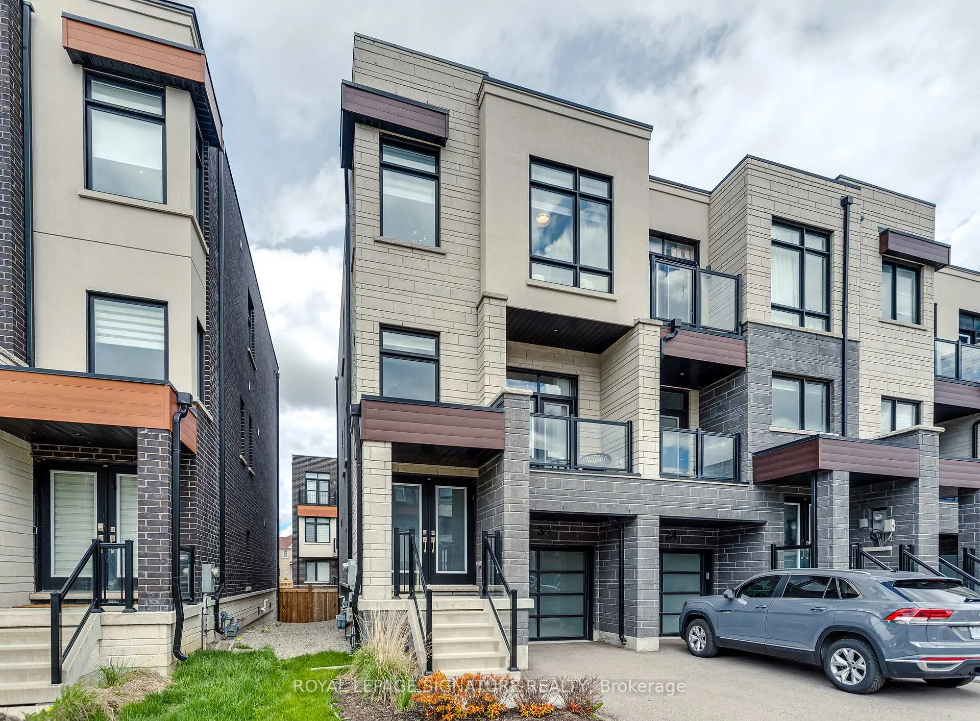 Photo 1 of 30 Golden Trail, Vaughan, Patterson — HOMEH