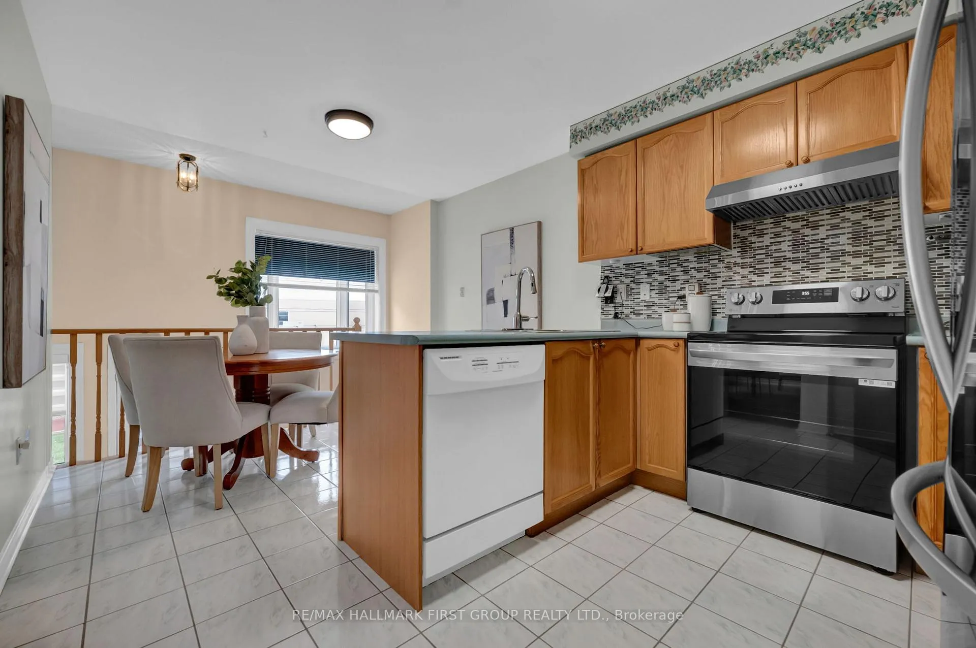 Photo 7 of 21 Abernethy Crescent, Clarington, Bowmanville — HOMEH