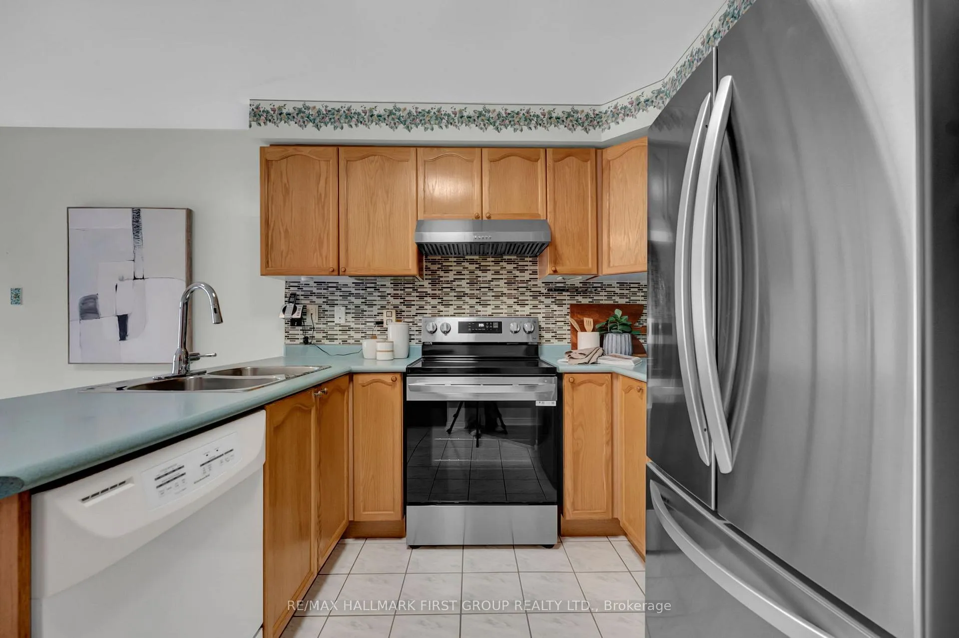 Photo 8 of 21 Abernethy Crescent, Clarington, Bowmanville — HOMEH
