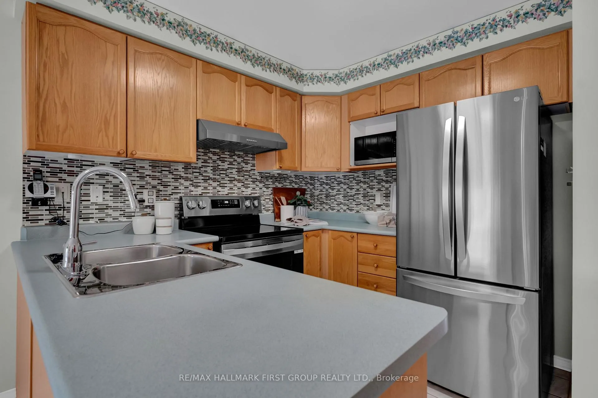 Photo 10 of 21 Abernethy Crescent, Clarington, Bowmanville — HOMEH