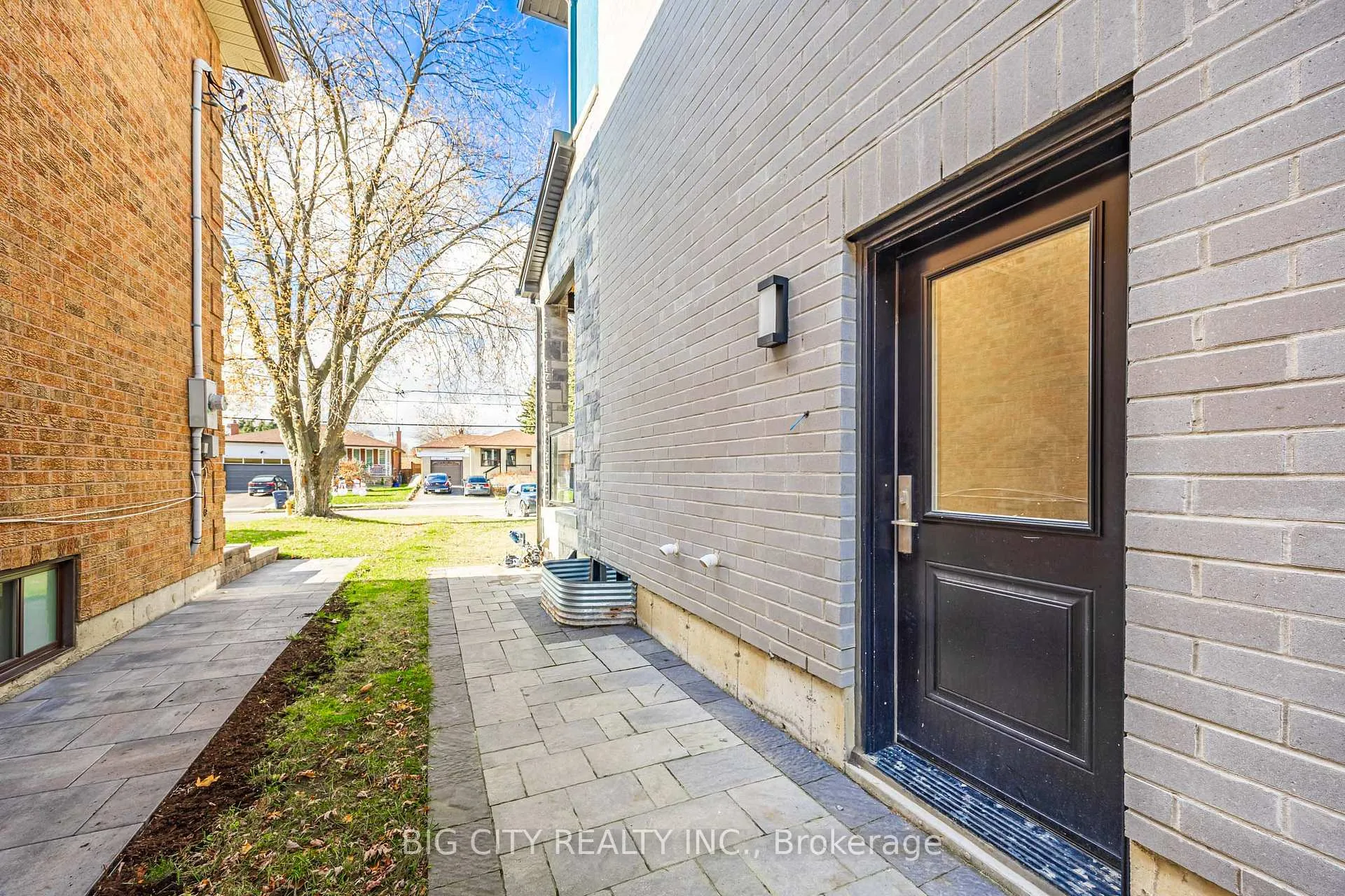 Photo 2 of Unit Unit A, 39 Aragon Avenue, Scarborough, Tam O'Shanter-Sullivan — HOMEH