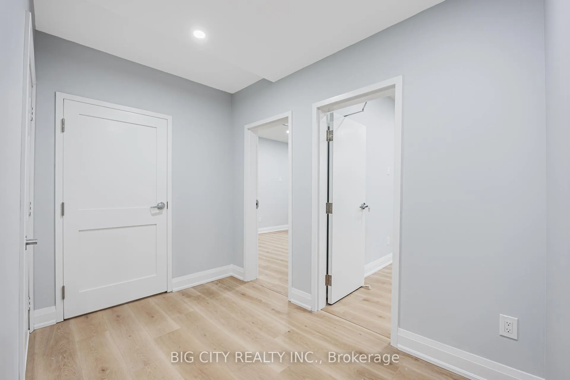 Photo 3 of Unit Unit A, 39 Aragon Avenue, Scarborough, Tam O'Shanter-Sullivan — HOMEH