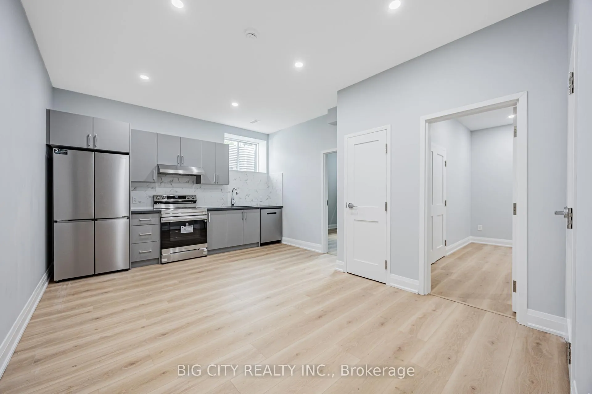 Photo 4 of Unit Unit A, 39 Aragon Avenue, Scarborough, Tam O'Shanter-Sullivan — HOMEH