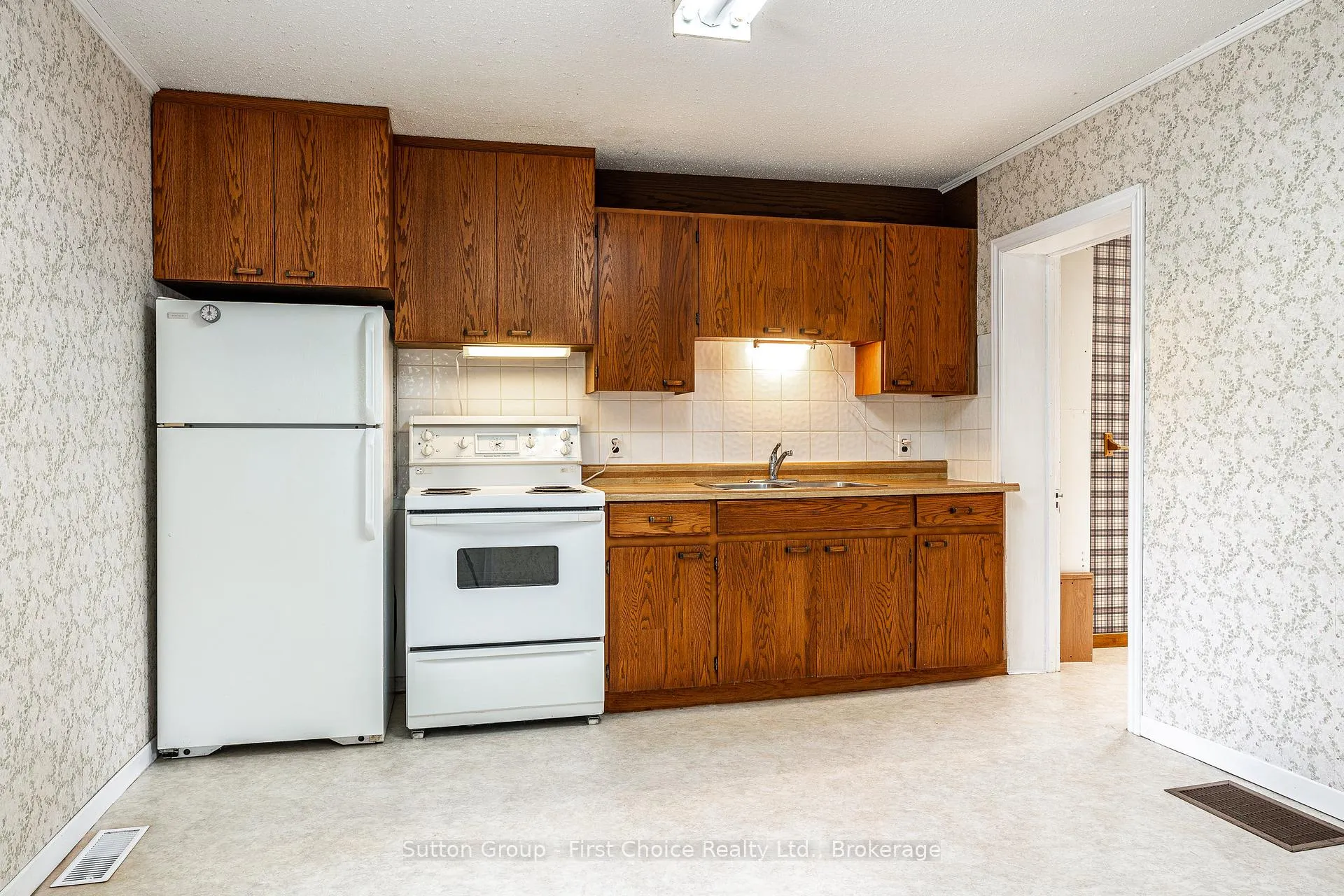 Photo 6 of 196 Albert Street, Stratford — HOMEH