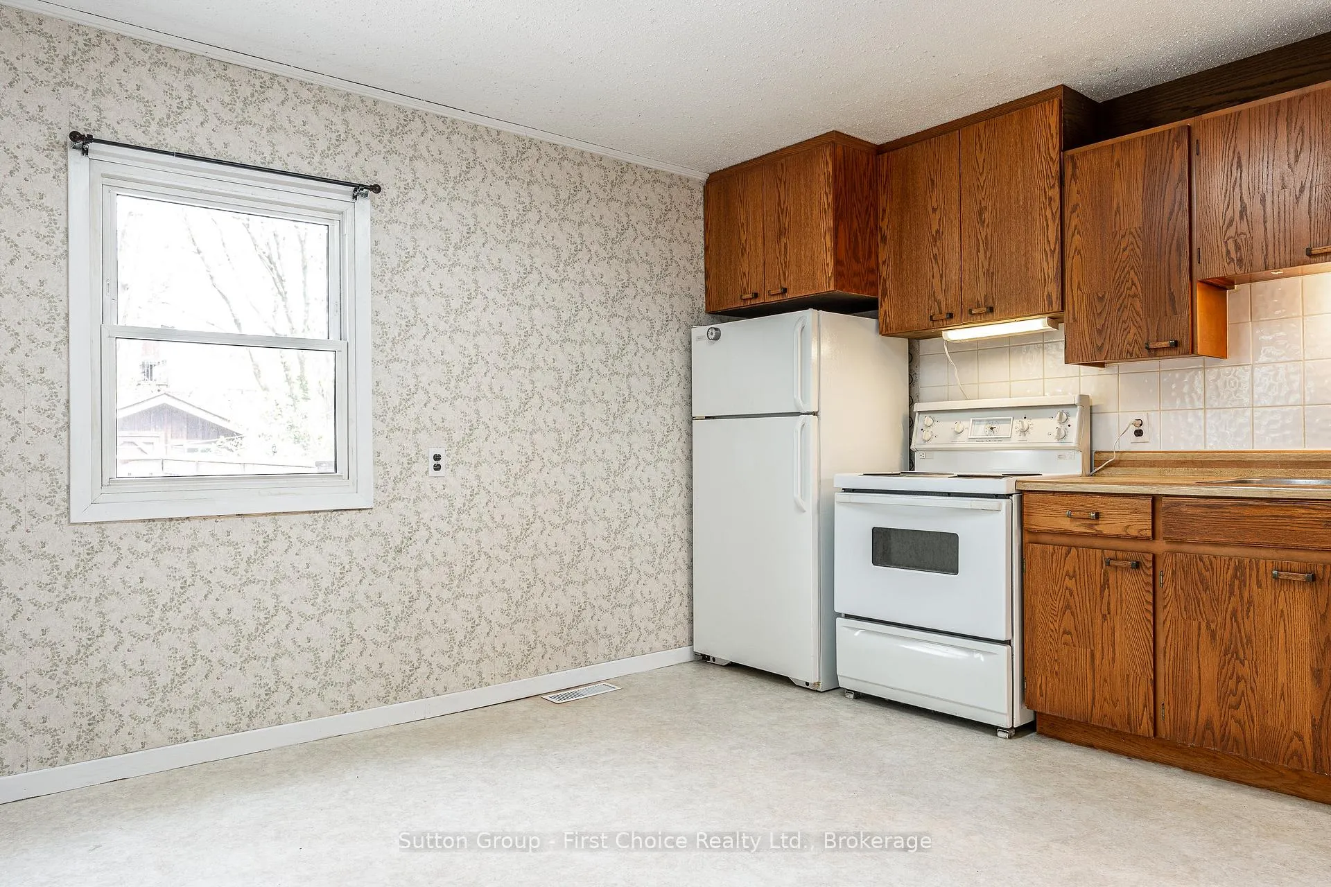 Photo 7 of 196 Albert Street, Stratford — HOMEH