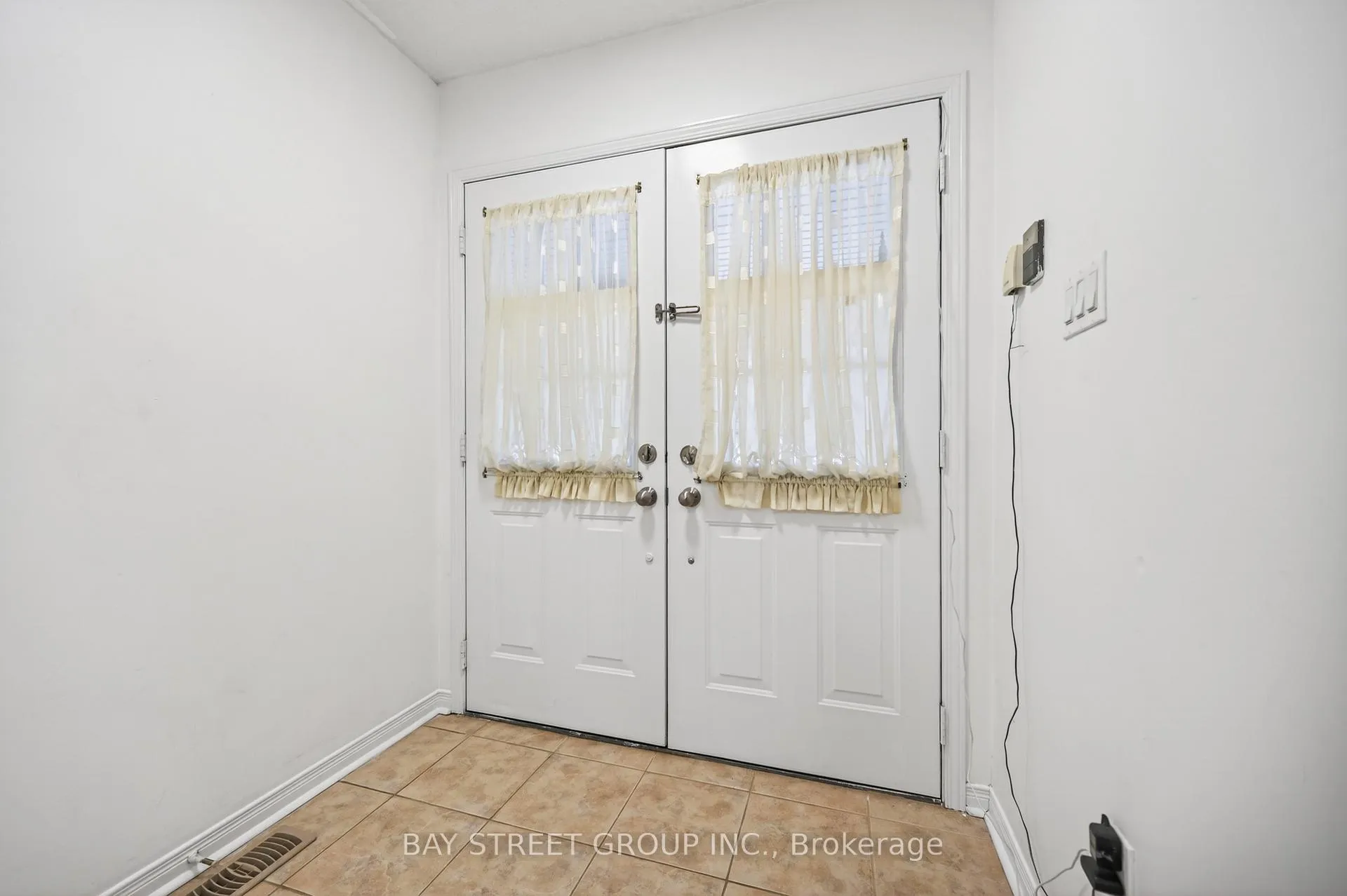 Photo 6 of 127 Guinevere Road, Markham, Cedarwood — HOMEH