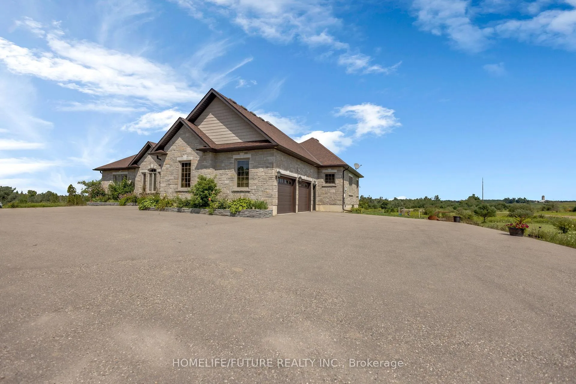 Photo 2 of Unit 11, 475501 County Road, Amaranth, Rural Amaranth — HOMEH