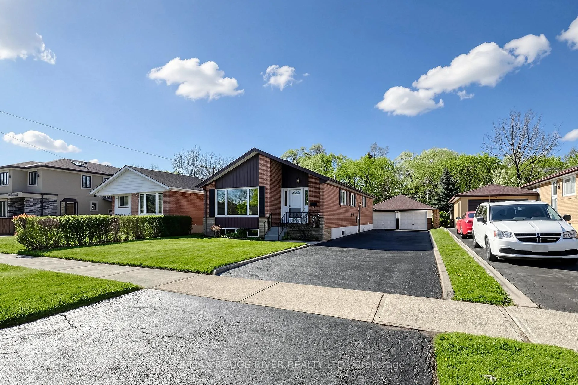 Photo 2 of 102 Taysham Crescent, Etobicoke, Thistletown-Beaumonde Heights — HOMEH