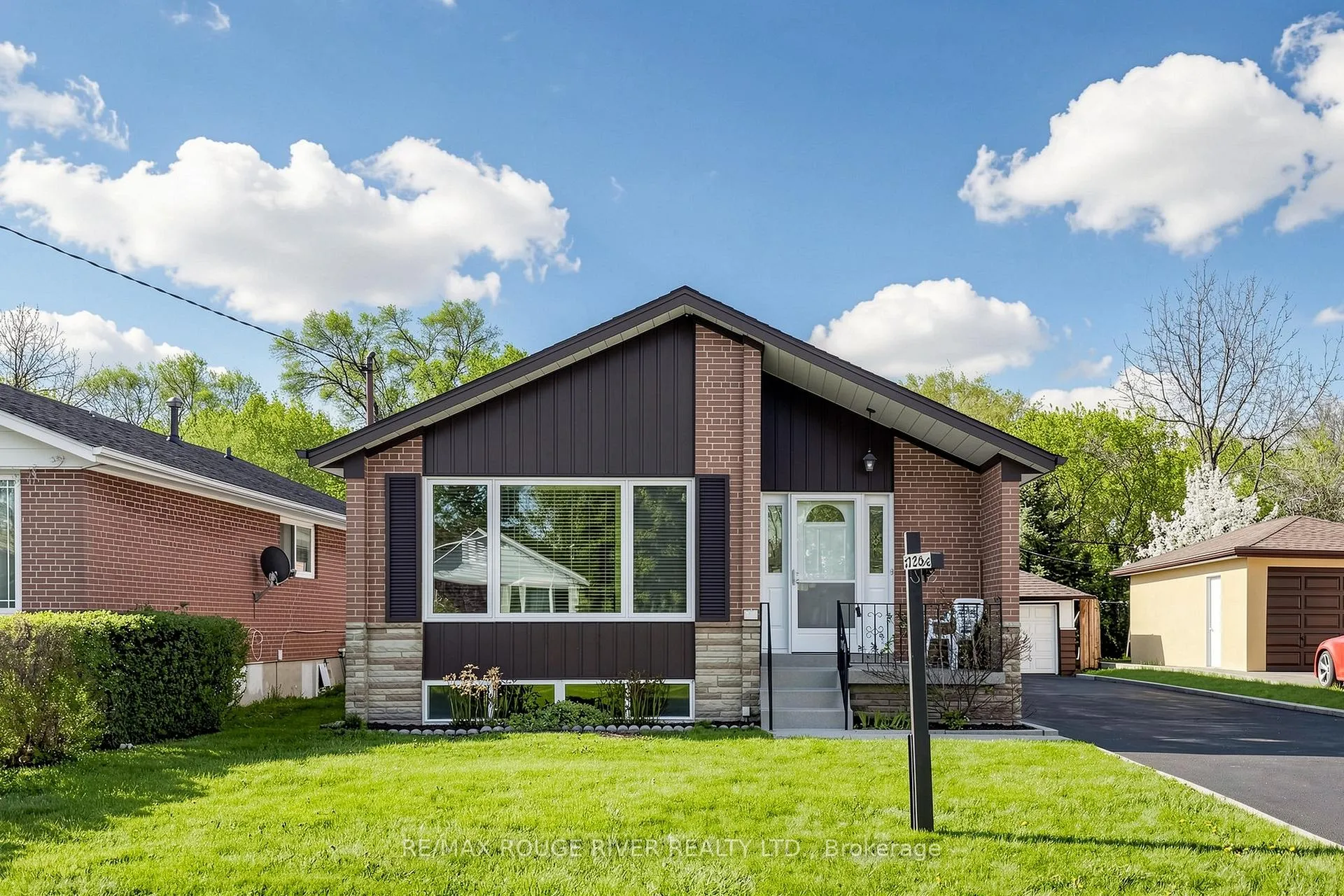Photo 3 of 102 Taysham Crescent, Etobicoke, Thistletown-Beaumonde Heights — HOMEH