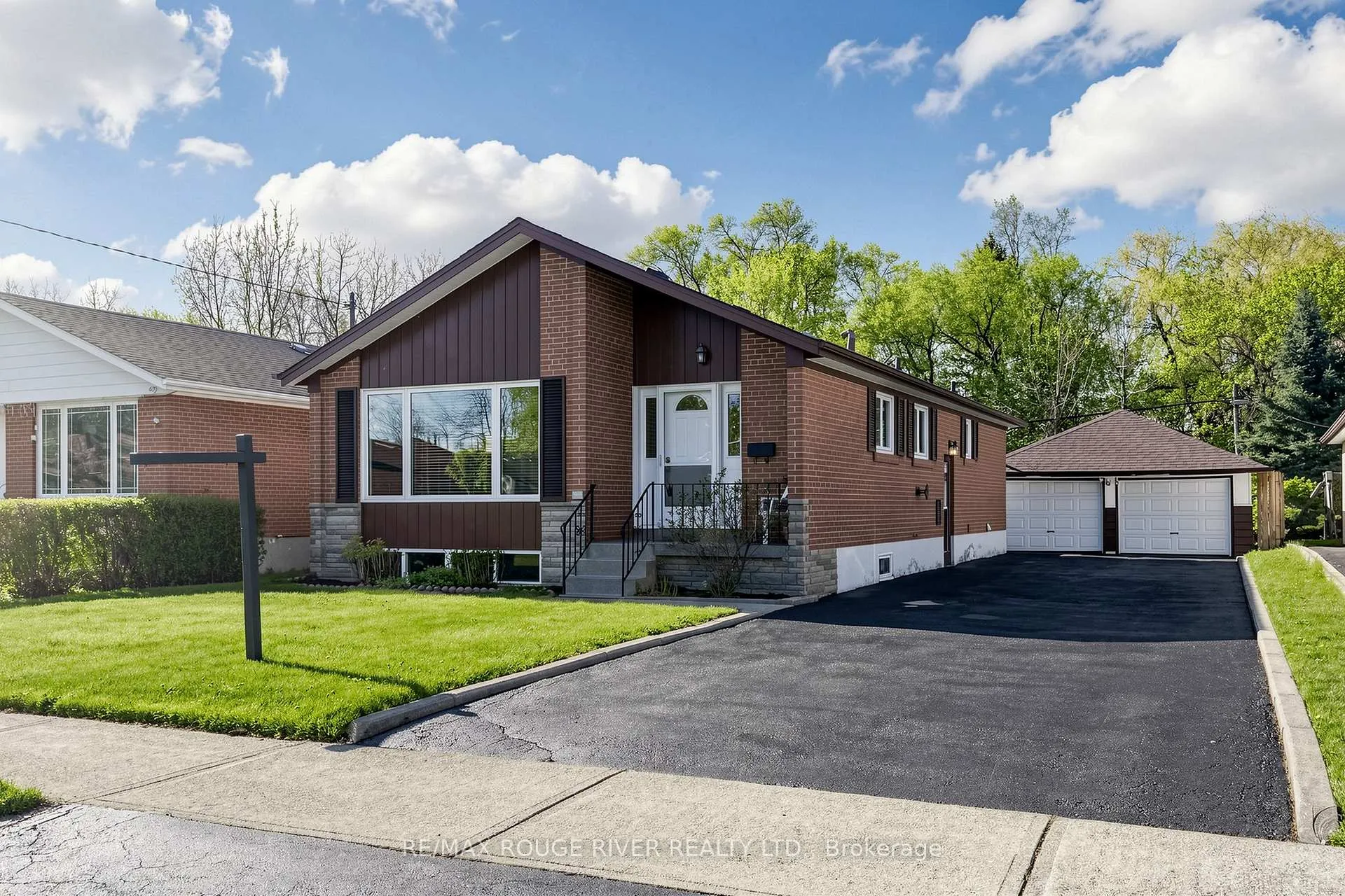 Photo 4 of 102 Taysham Crescent, Etobicoke, Thistletown-Beaumonde Heights — HOMEH
