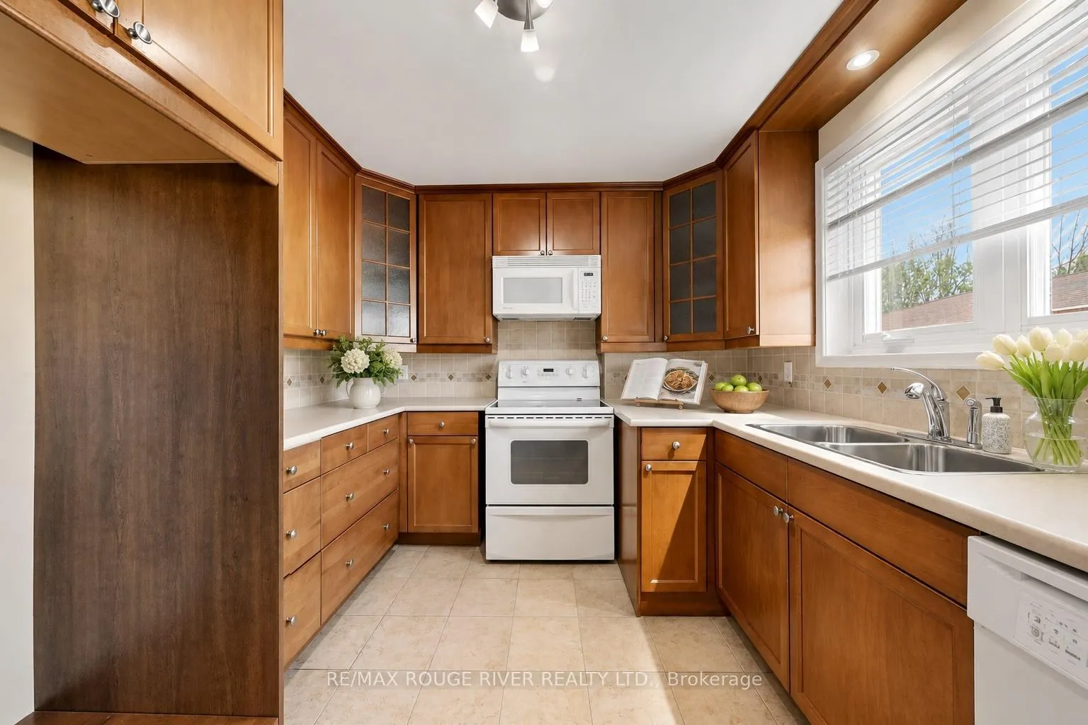 Photo 5 of 102 Taysham Crescent, Etobicoke, Thistletown-Beaumonde Heights — HOMEH