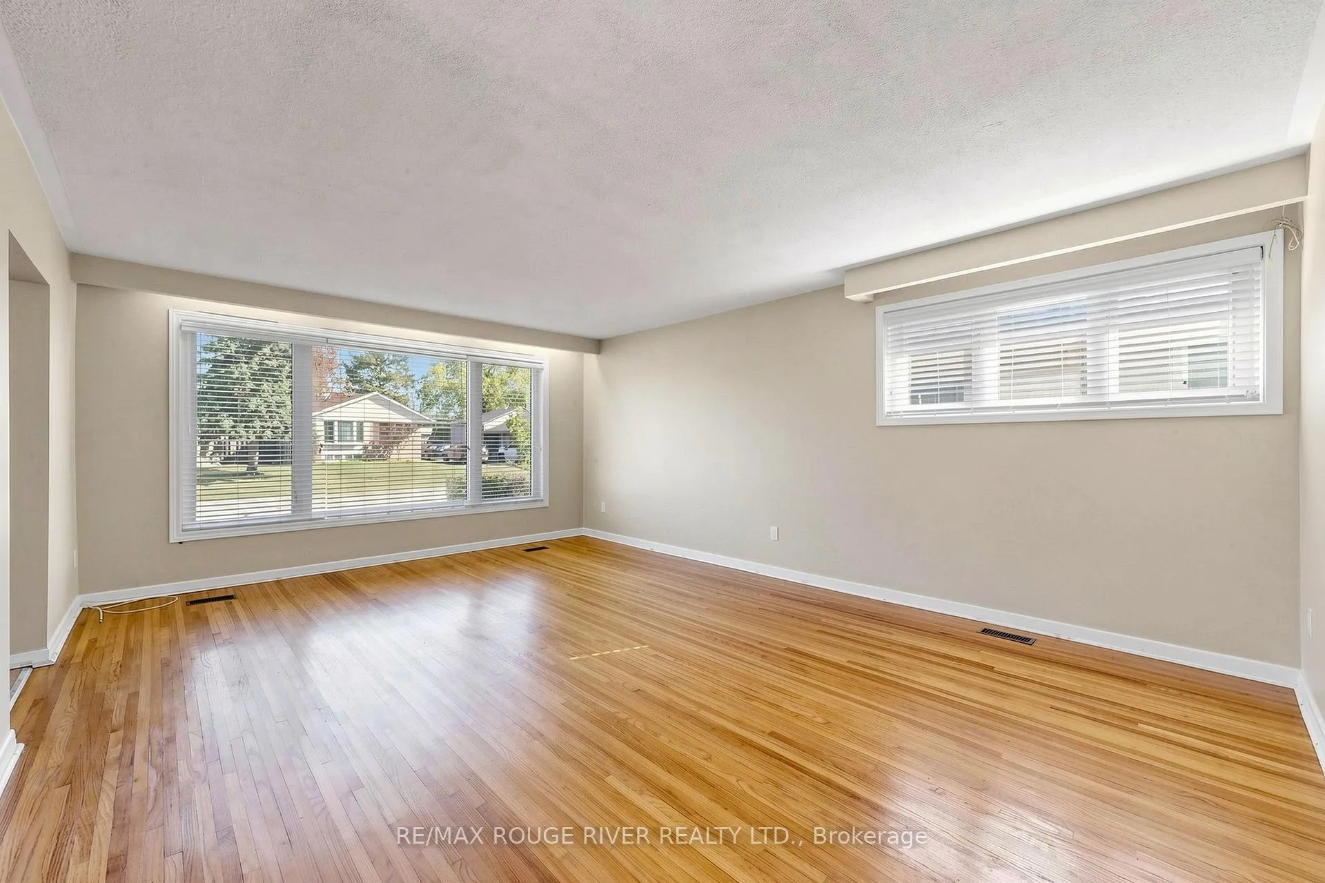 Photo 12 of 102 Taysham Crescent, Etobicoke, Thistletown-Beaumonde Heights — HOMEH