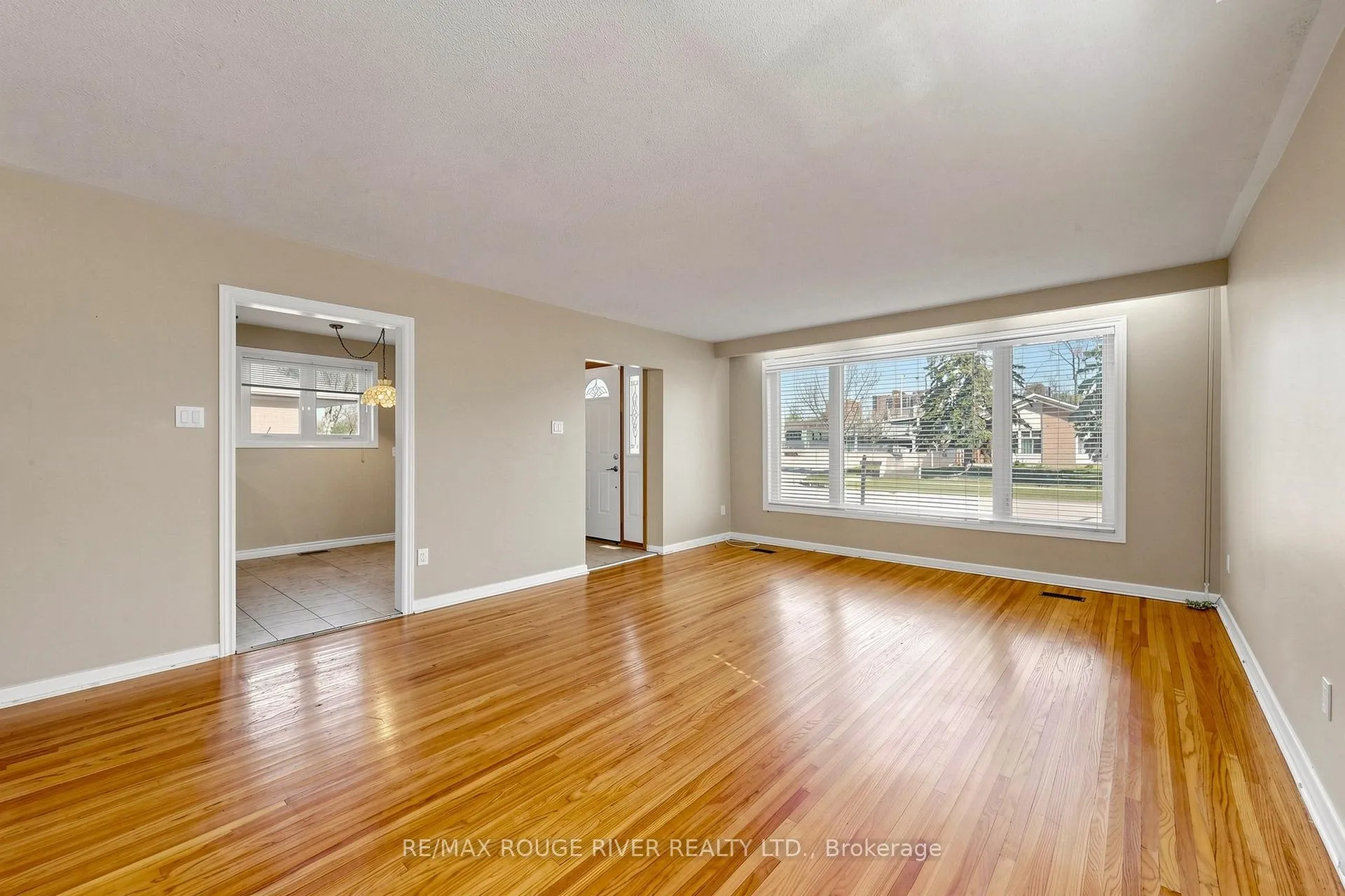 Photo 13 of 102 Taysham Crescent, Etobicoke, Thistletown-Beaumonde Heights — HOMEH