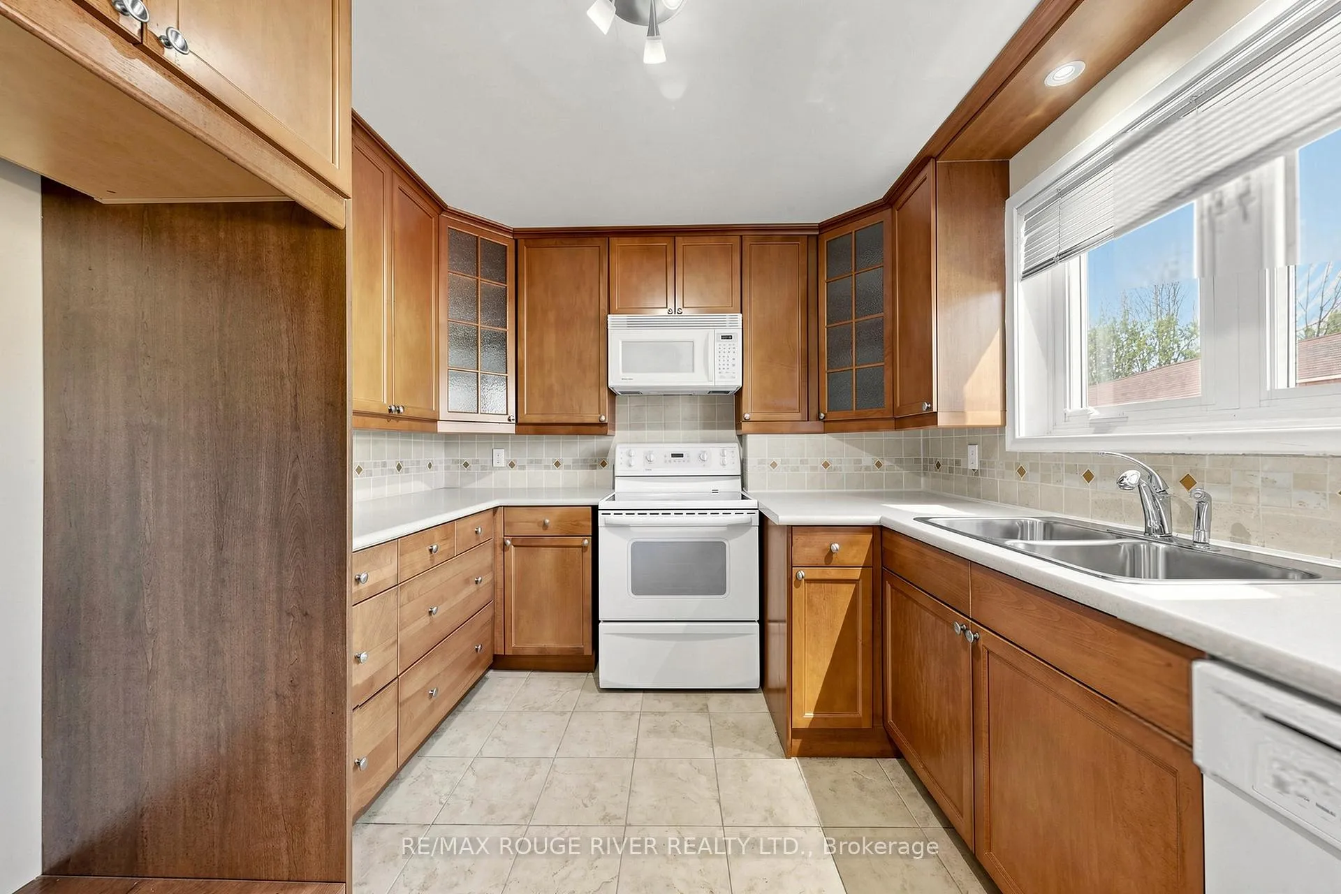 Photo 14 of 102 Taysham Crescent, Etobicoke, Thistletown-Beaumonde Heights — HOMEH